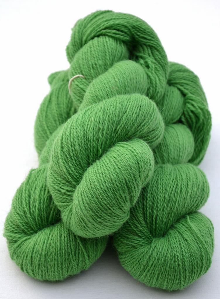 Ullcentrum 6-2-3101 gron-pa-vit Pea Green on White