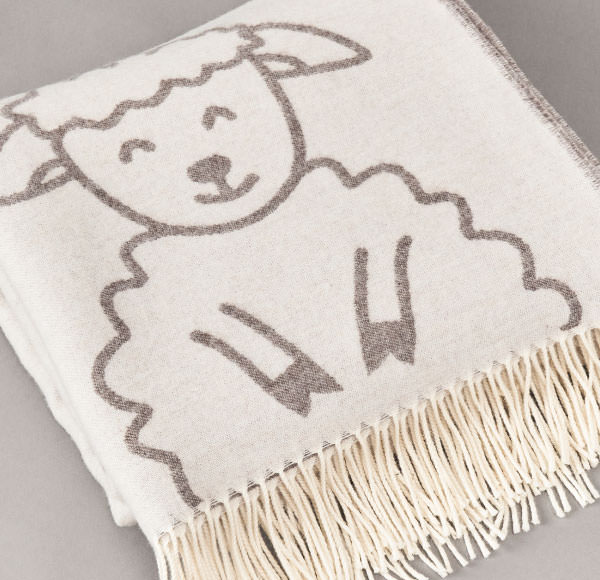 Merino Wolldecke "die Süße" mit Schäfchen - weiß/beige 130x200